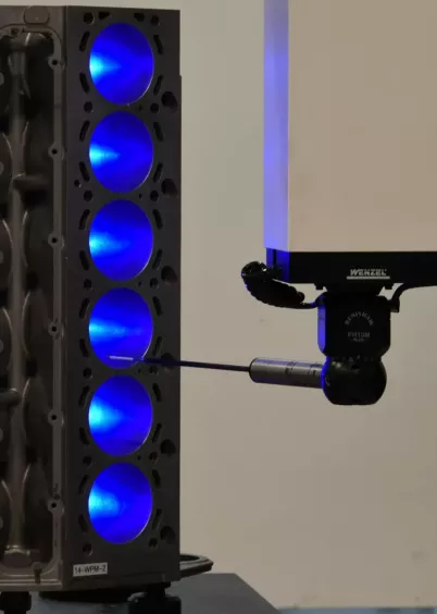 Pomiar precyzyjny powierzchni przez głowicę Renishaw w&nbsp;maszynie Wenzel LHF 3020