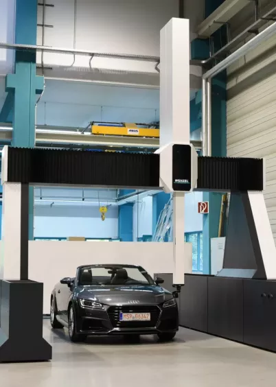 Wenzel LHF 3020 CMM wykonująca pomiar 3D karoserii Audi TT