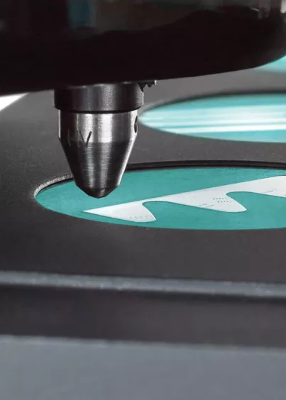 Pomiar twardości metodą Vickersa – odcisk na próbce w&nbsp;WIKI 90 CNC