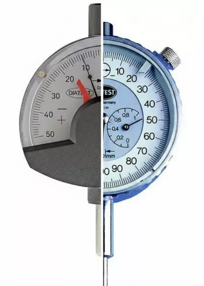 Zbliżenie dwóch wskaźników analogowych DIATEST – pół tarczy DM i&nbsp;pół tarczy MU, skala do precyzyjnych pomiarów