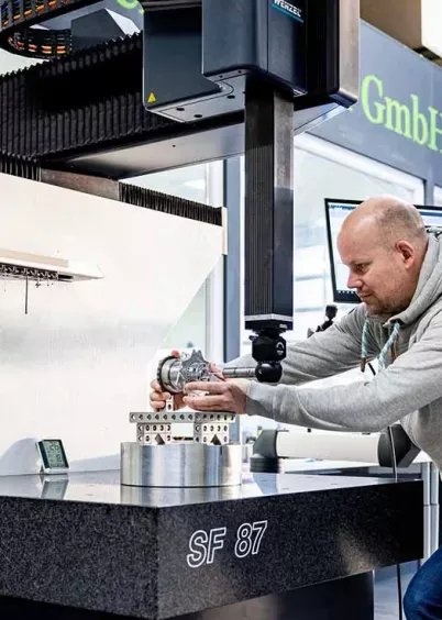 Operator przygotowujący pomiar na maszynie współrzędnościowej Wenzel SF 87