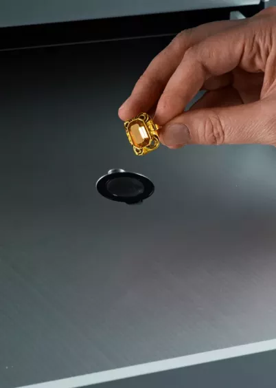 Nieniszczące badanie pierścionka ze złota w&nbsp;spektrometrze XRF XAN 215