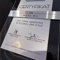 Zbliżenie certyfikatu potwierdzającego członkostwo ITA w&nbsp;Polskiej Izbie Kolei.
