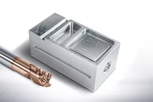 Próbka obróbki wykańczającej: frez NX wykonuje kieszenie i&nbsp;rowek prowadzący w&nbsp;aluminium