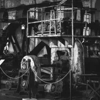 Wnętrze hali walcowni w&nbsp;Muzeum Hutnictwa Cynku – ekspozycja postindustrialna.