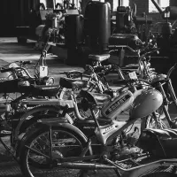 Rząd motorowerów Romet prezentowanych w&nbsp;Muzeum Hutnictwa Cynku.