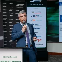 Prelegent ITA podczas wystąpienia na konferencji „Tabor Szynowy – Zakup, Modernizacja, Utrzymanie”.