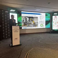 Prezentacja slajdu o&nbsp;automatycznej linii skanowania MetroSCAN3D podczas konferencji branżowej.