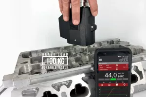 Pomiary twardości metodą Rockwella na głowicy silnika – twardościomierz DynaTEST i&nbsp;podgląd wyniku HRC na smartfonie
