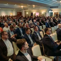 Widok na licznie zgromadzoną publiczność podczas konferencji branży kolejowej – ujęcie pierwsze.