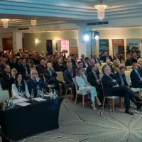 Uczestnicy konferencji kolejowej słuchający prelekcji – ujęcie drugie.