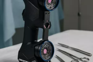 Skaner 3D do zastosowań medycznych obok narzędzi chirurgicznych, skanowanie 3D w&nbsp;medycynie
