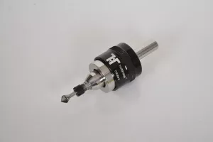 Oprawka kompensacyjna Tavzer Teknik TT-FLXUP10 do automatycznego gratowania i&nbsp;fazowania, z&nbsp;zamocowanym frezem trzpieniowym.