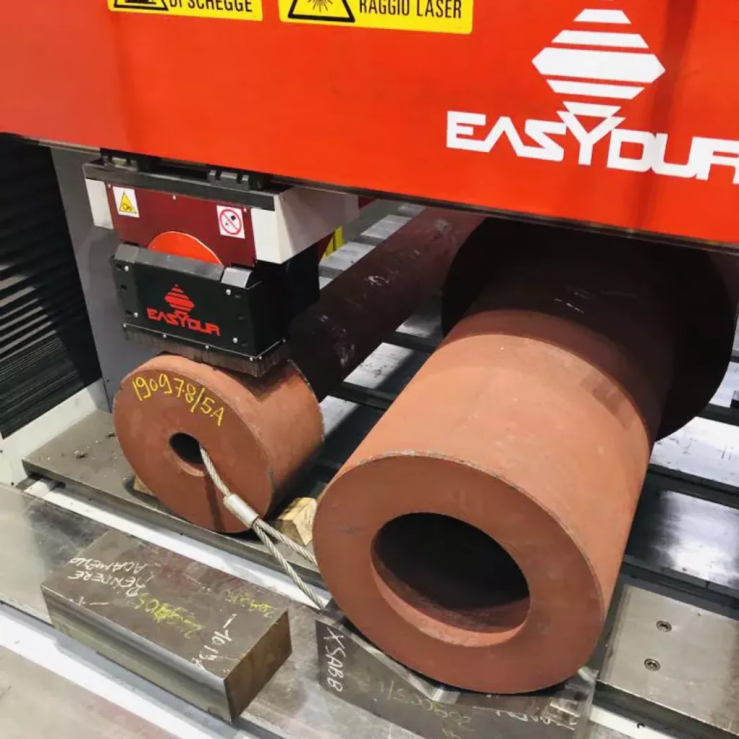 Twardościomierz Brinella AFFRI Easy Portal 3000 podczas pomiaru na dużym elemencie