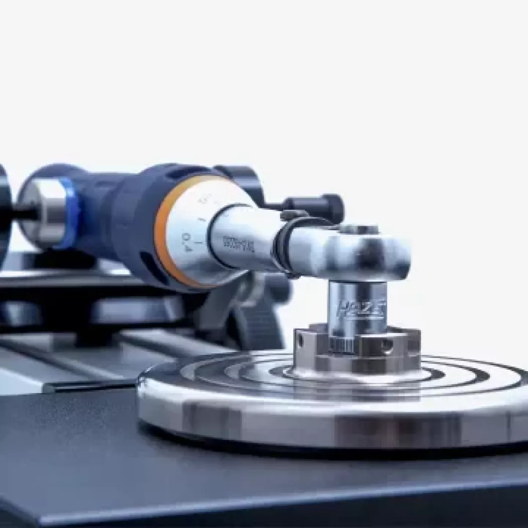 Głowica pomiarowa i&nbsp;uchwyt do testów momentu w&nbsp;kalibratorze Alluris TTT-300