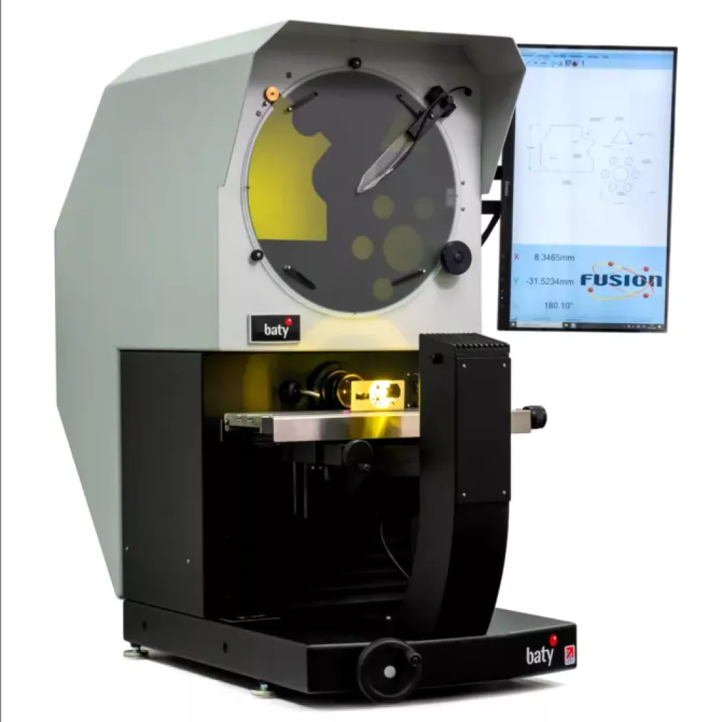 Projektor pomiarowy Baty R400 z&nbsp;monitorem Fusion – duży stół krzyżowy i&nbsp;łatwa zmiana powiększeń