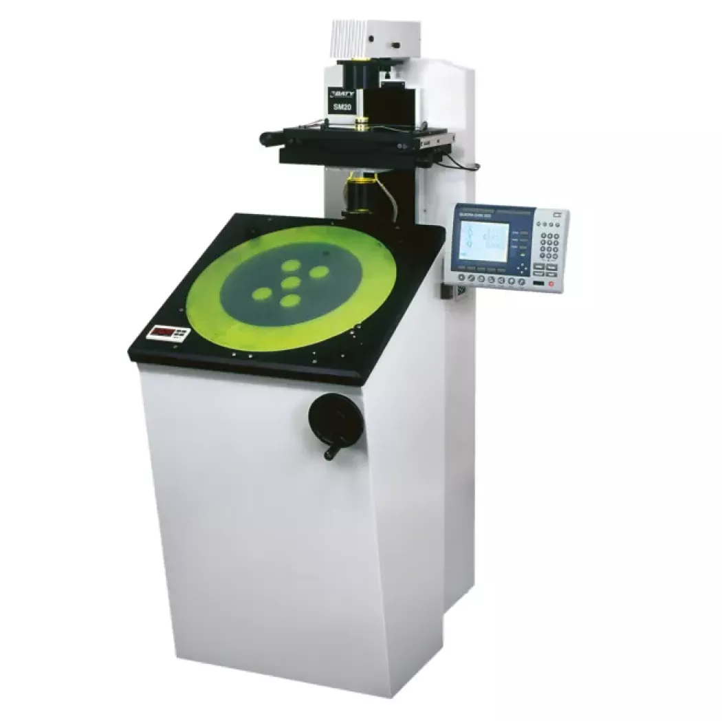 Pionowy projektor pomiarowy Baty SM20 w&nbsp;wersji stojącej z&nbsp;monitorem i&nbsp;stołem krzyżowym