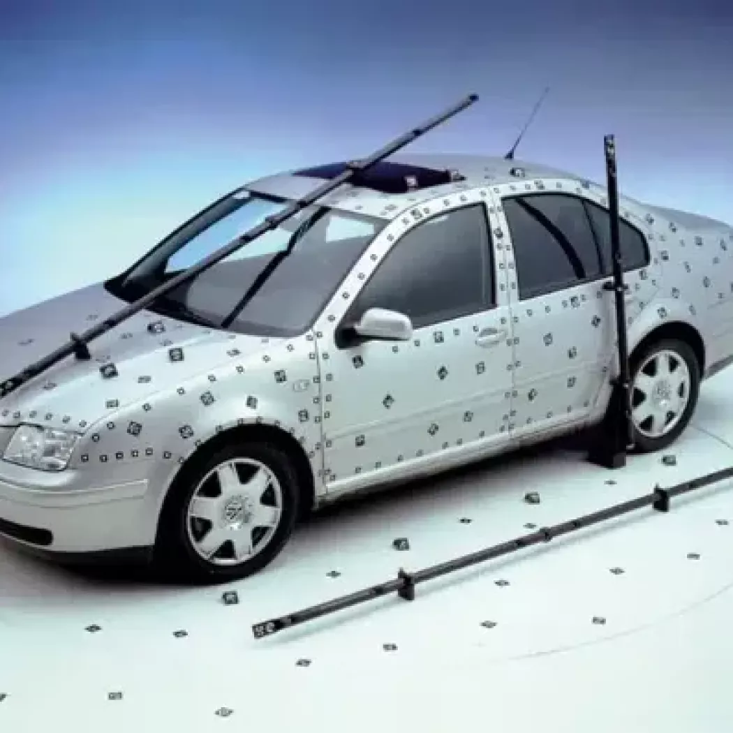 Belki i&nbsp;artefakty KOBA do fotogrametrii – referencje wymiarowe na karoserii samochodu