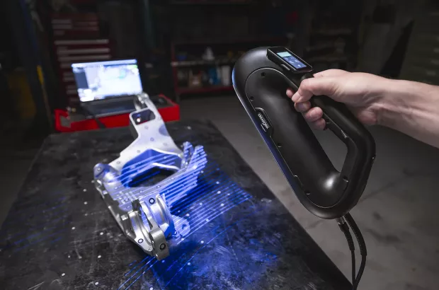 Skaner 3D HandySCAN PRO wykonuje pomiar odlewu z aluminium