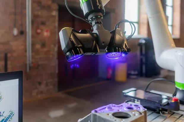 Głowica skanera 3D Creaform MetraSCAN na ramieniu cobota skanuje blok silnika podczas CT|SCAN FORUM 2022 w&nbsp;Katowicach.