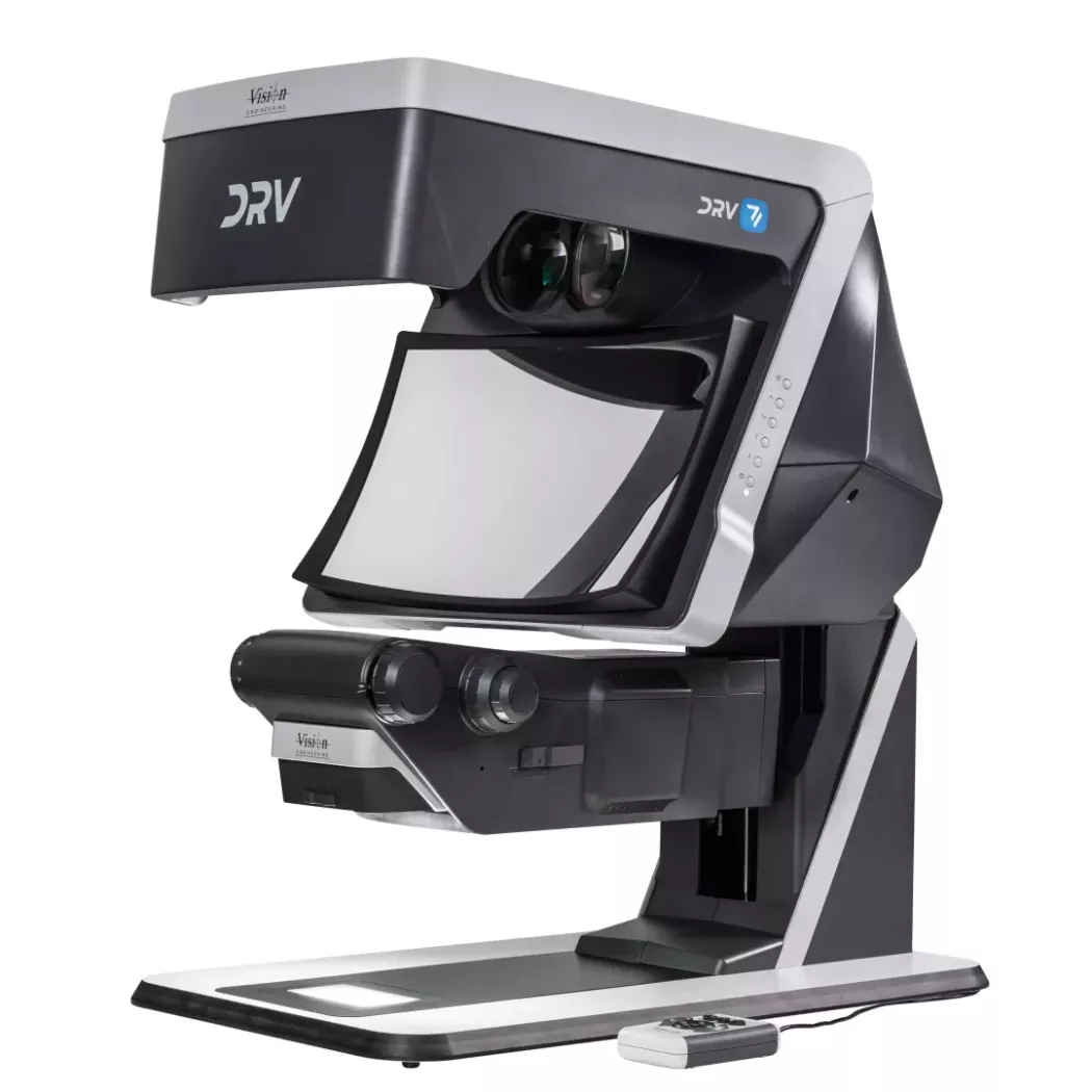 Technik stomatologiczny analizuje model szczęki pod mikroskopem 3D FHD DRV-Z1 w laboratorium protetycznym