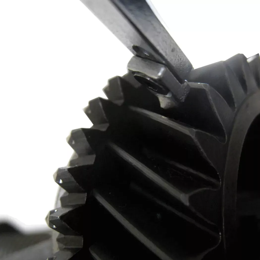 Zbliżenie pomiaru twardości na zębach koła (uzębienie skośne) twardościomierzem Esatest MTR-X Ernst