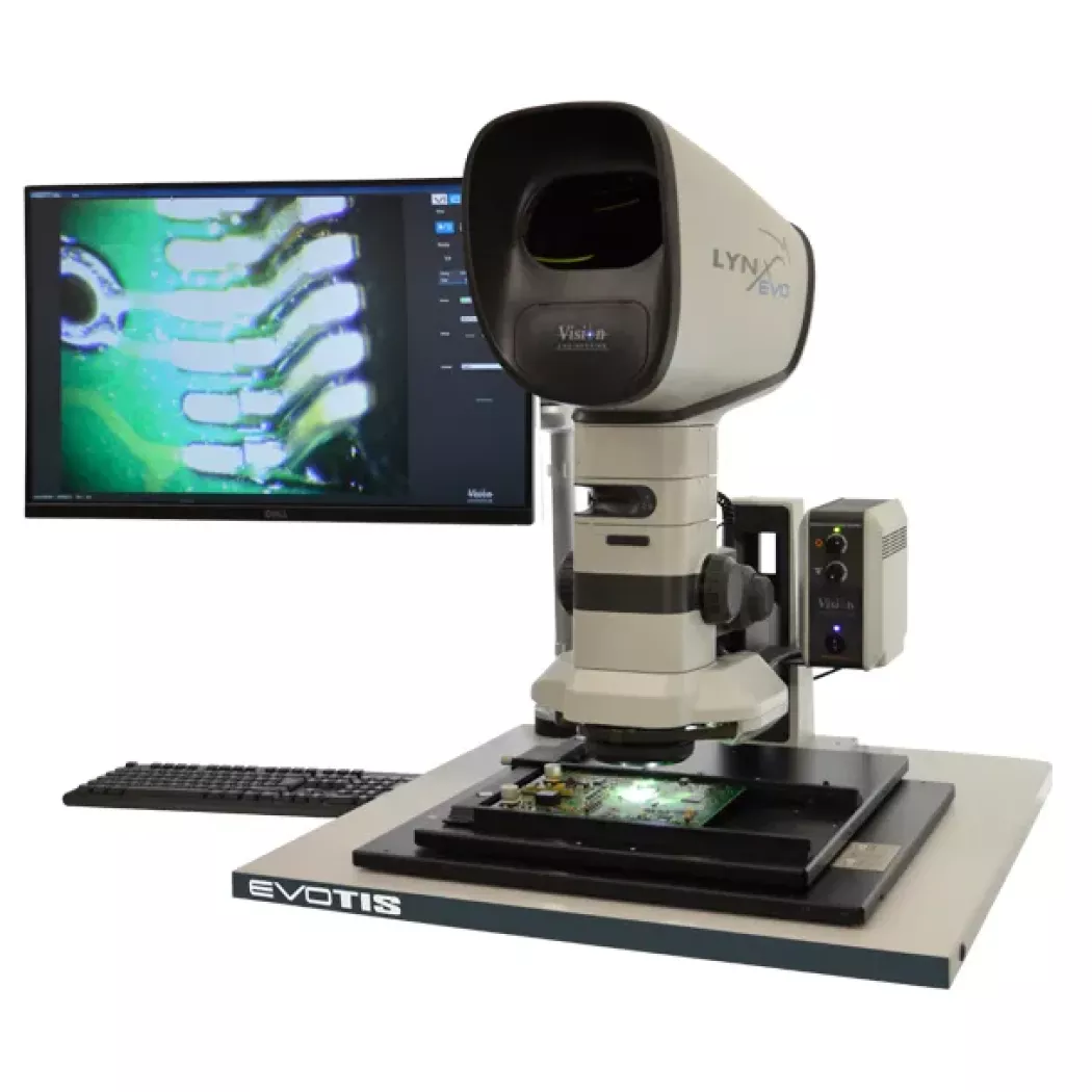 Techniczny system inspekcji Evotis Lynx EVO z&nbsp;monitorem podczas kontroli płytek PCB