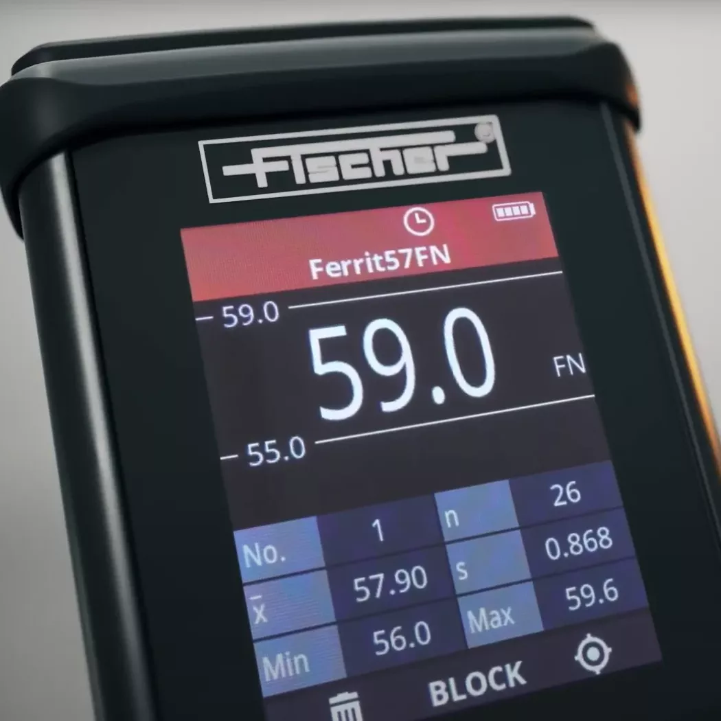Zbliżenie logotypu Fischer i&nbsp;pola odczytu 59,0 FN na wyświetlaczu FERITSCOPE DMP30