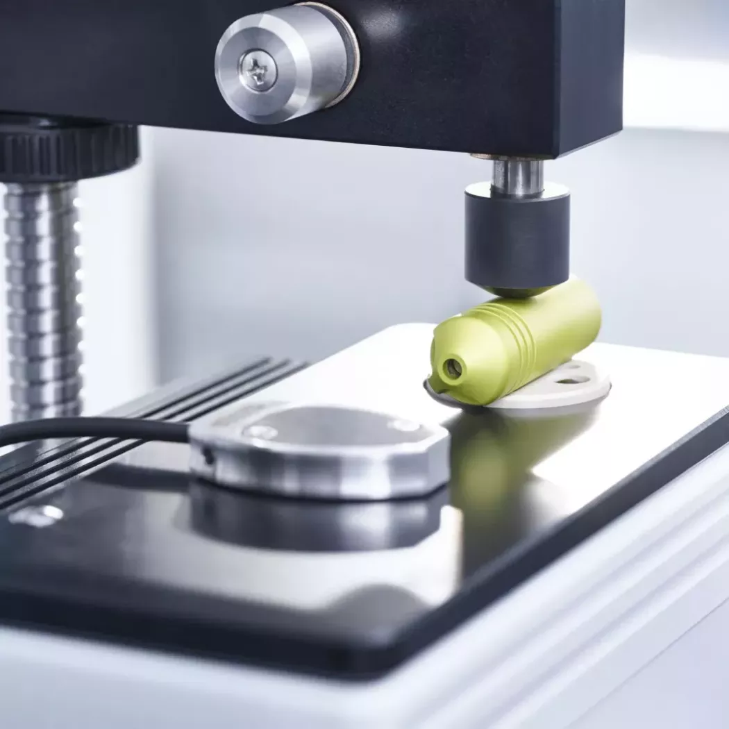 Zbliżenie na pomiar twardości detalu w&nbsp;urządzeniu FISCHERSCOPE HM2000S