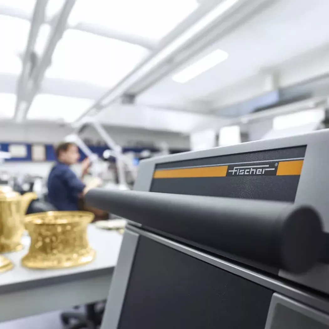 Spektrometr FISCHERSCOPE X-RAY XAN 250/252 w&nbsp;laboratorium – kontrola jakości powłok i&nbsp;metali