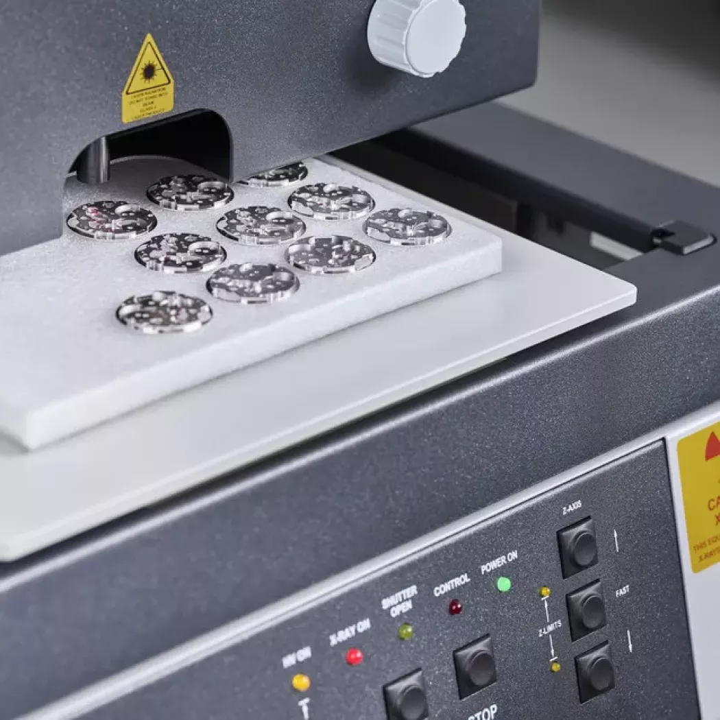 Detale metalowe podczas pomiaru w&nbsp;spektrometrze rentgenowskim XRF XDAL 600