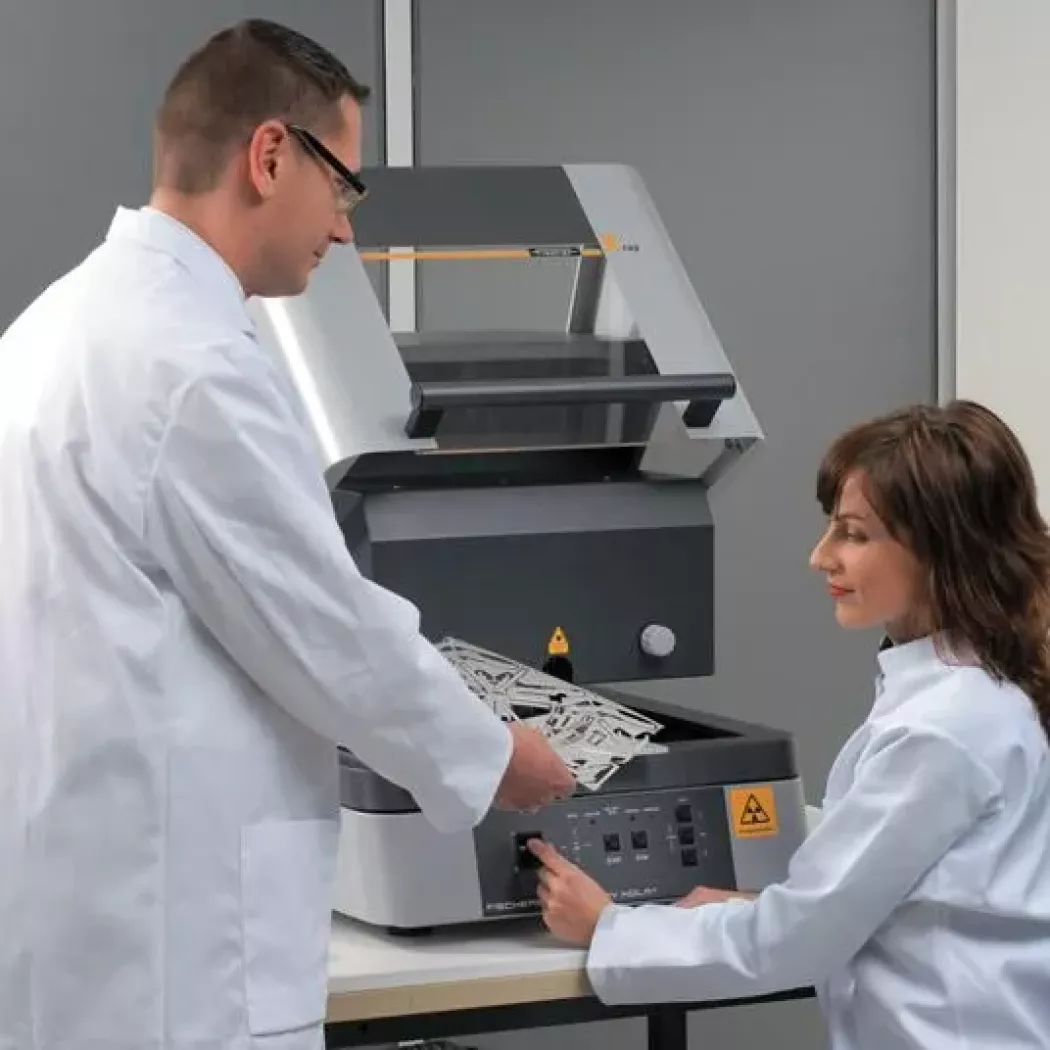 Operatorzy wykonują pomiar grubości powłok spektrometrem FISCHERSCOPE&reg; X-RAY XDL 230 (XRF)
