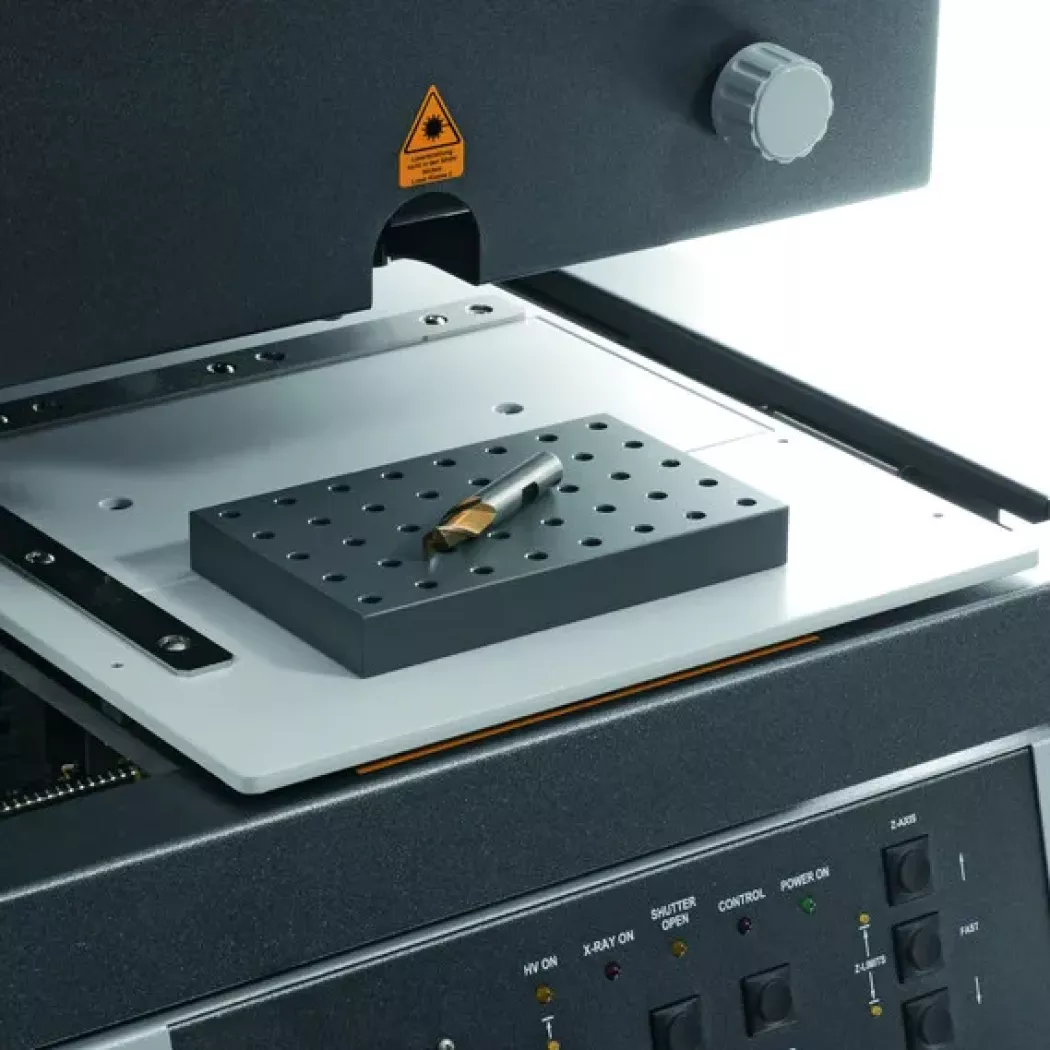 Wiertło na stoliku – pomiar powłoki spektrometrem FISCHERSCOPE&reg; X-RAY XDL 230 (XRF)