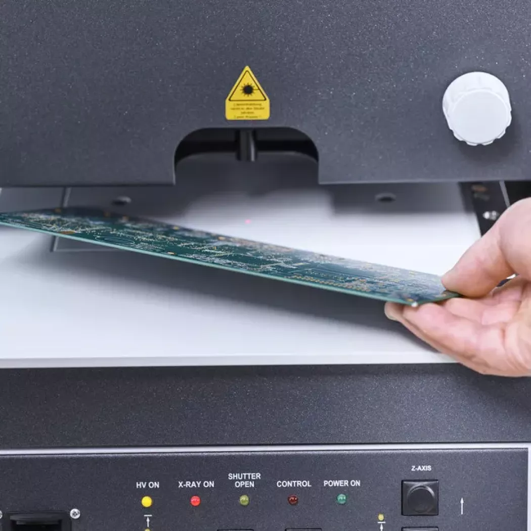 Spektrometr XRF FISCHERSCOPE X-RAY XDLM 237 podczas pomiaru płytki PCB