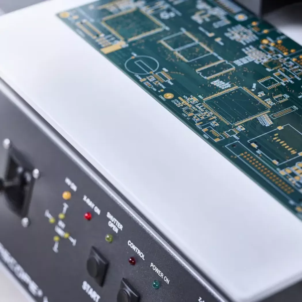 Stolik pomiarowy w&nbsp;FISCHERSCOPE X-RAY XDLM 237 z&nbsp;próbką PCB