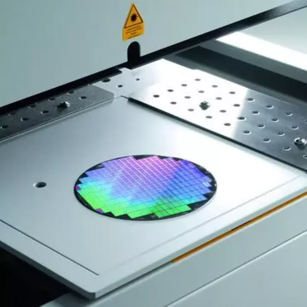 Ogniwo fotowoltaiczne podczas pomiaru w&nbsp;spektrometrze FISCHERSCOPE X-RAY XDV-μ