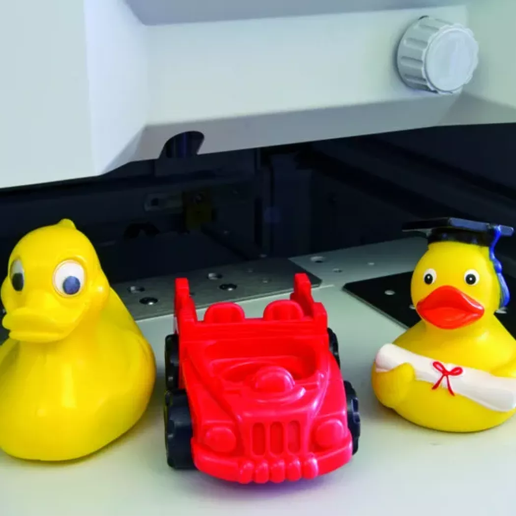 Próbki testowe na stoliku pomiarowym FISCHERSCOPE X-RAY XDV-μ (kaczki i&nbsp;zabawka)