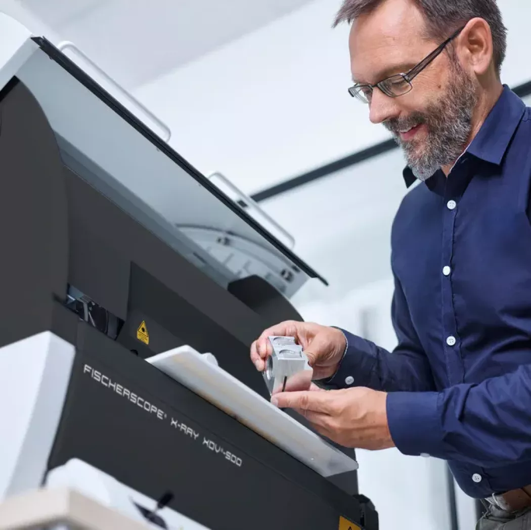 Załadunek próbki do komory pomiarowej spektrometru FISCHERSCOPE X-RAY XDV-μ