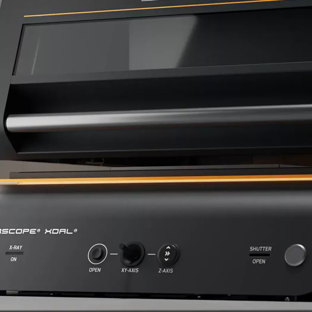 Otwarta komora pomiarowa spektrometru XRF FISCHERSCOPE XDAL – widok z&nbsp;przodu