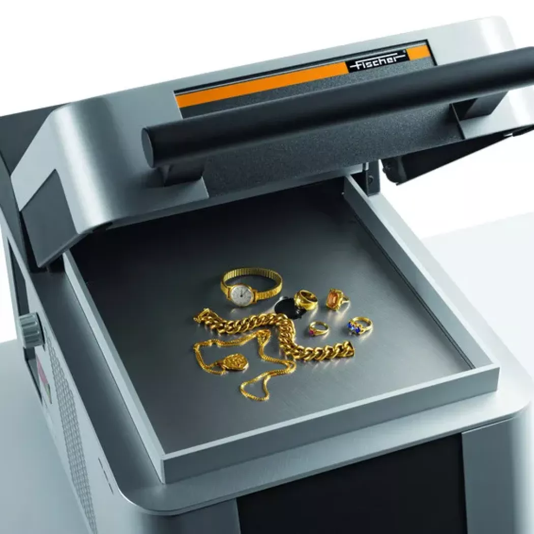 Spektrometr FISCHERSCOPE X-RAY XAN 250/252 – analiza biżuterii na stole pomiarowym