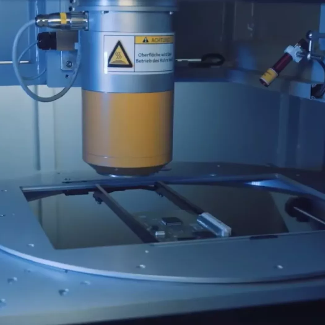 Głowica rentgenowska Phoenix Microme|x Neo podczas inspekcji PCB