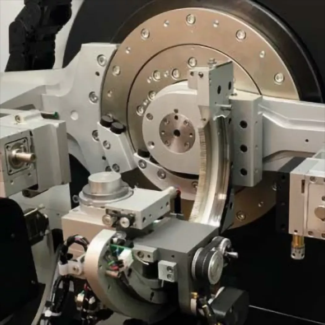 Wnętrze GNR Explorer z&nbsp;goniometrem Theta–Theta i&nbsp;układem próbek.