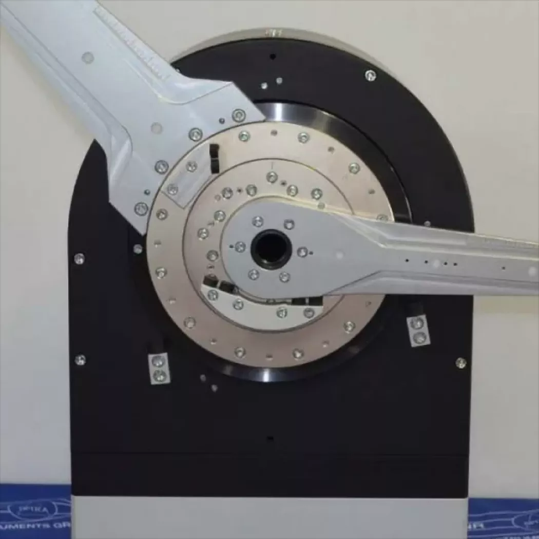 Szczegóły goniometru i&nbsp;optyki dyfraktometru rentgenowskiego GNR Explorer.