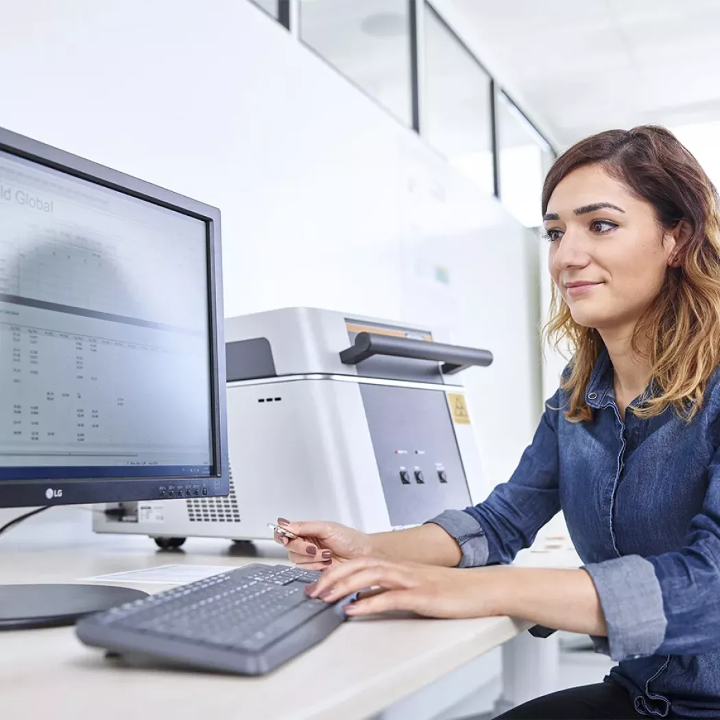 Stanowisko z&nbsp;GOLDSCOPE SD Pro – odczyt wyników analizy składu złota i&nbsp;stopów metali szlachetnych