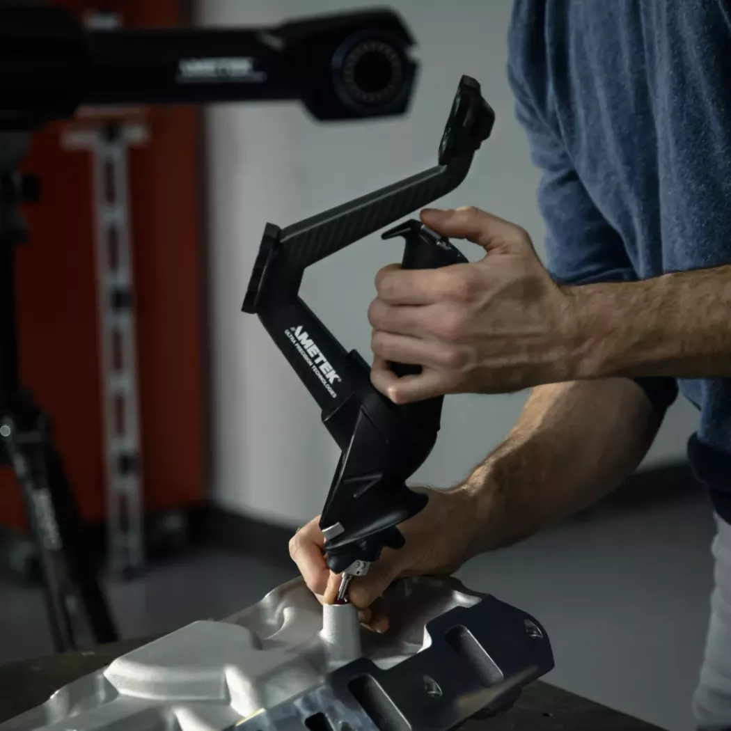 Operator wykonujący pomiar odlewu kolektora dolotowego silnika V8 za pomocą HandyPROBE NEXT