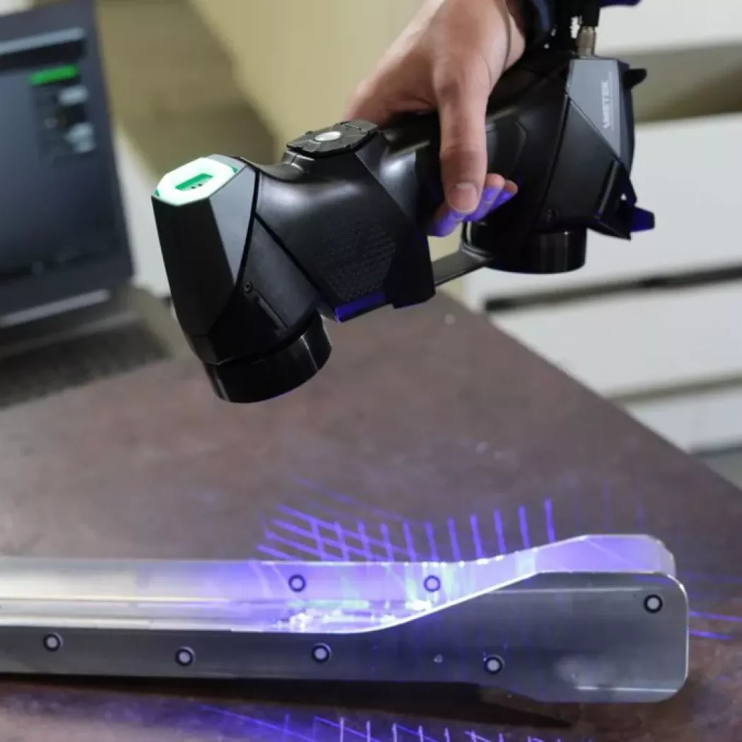 Ręczny skaner 3D HandySCAN BLACK Elite skanujący aluminiowy komponent