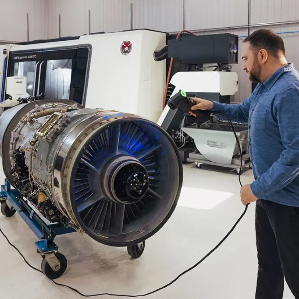 Inżynier wykonujący skan 3D silnika lotniczego skanerem HandySCAN BLACK