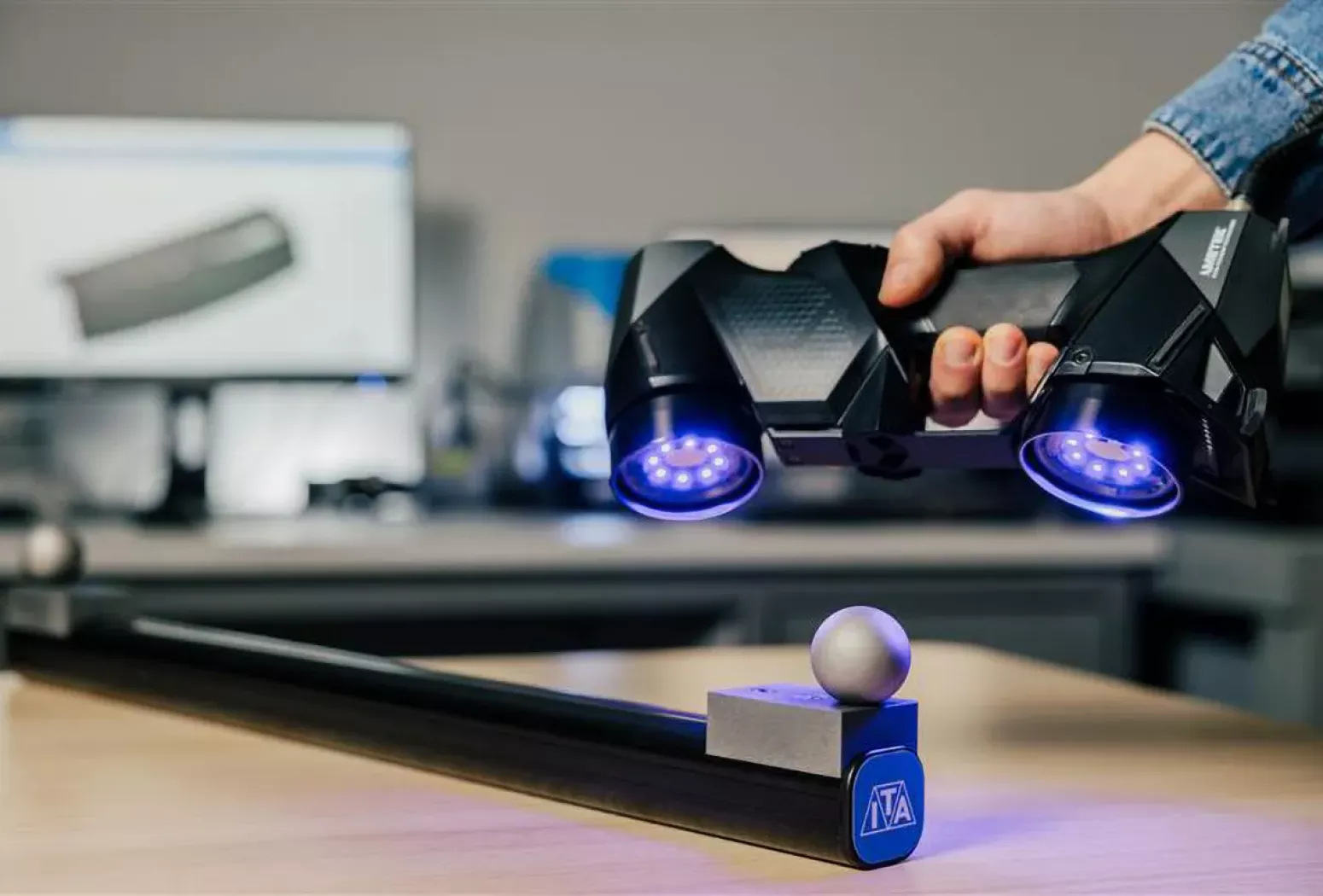 Ręczny skaner 3D HandySCAN 3D MAX Creaform skanuje element referencyjny – szybkie, precyzyjne pomiary dużych obiektów