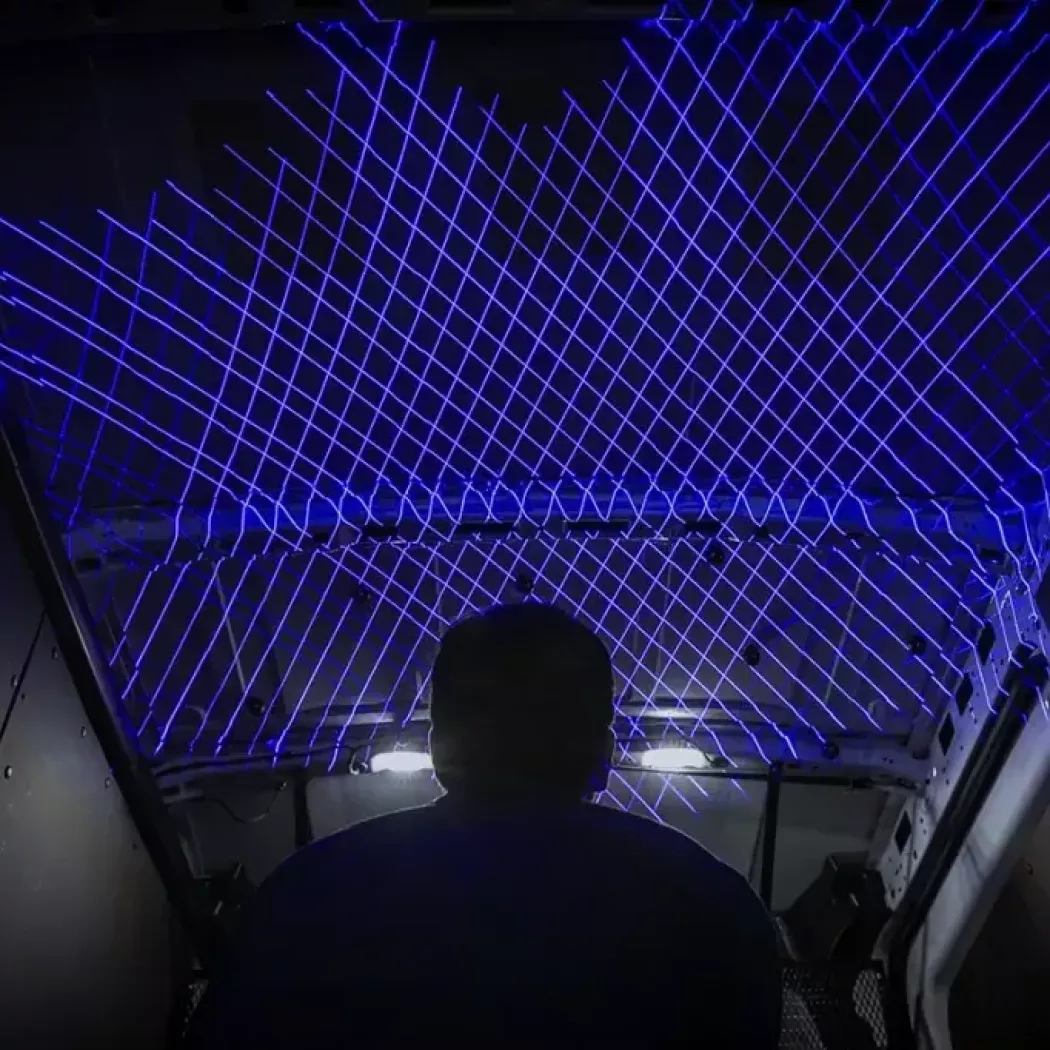 Ręczny skaner 3D Creaform HandySCAN 3D MAX rejestruje wnętrze pojazdu z&nbsp;dystansu 2 m — gęsta siatka linii laserowych