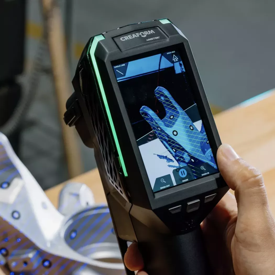 Zbliżenie ekranu HandySCAN EVO podczas skanowania odlewu laserem 3D